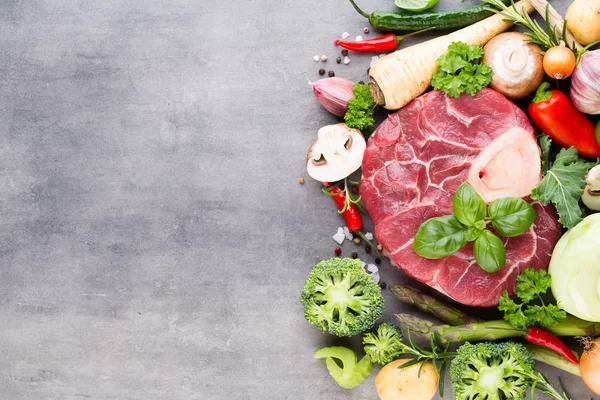 Sebze ve baharat ile çiğ taze et antrikot biftek.