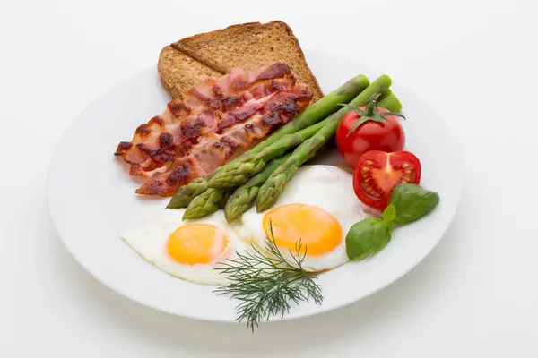 Ovos fritos com bacon na mesa de madeira . — Fotografia de Stock