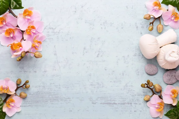 Klasik arka planda orkide çiçekleri. Spa arka planı, spa