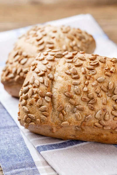 Золотые хрустящие хлебцы и булочки на деревянном фоне — стоковое фото