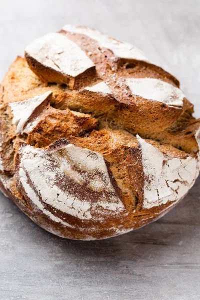 Ahşap arka planda altın kırsal ekmek ve çörekler