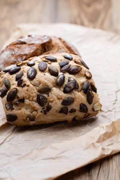 Ahşap arka planda altın kırsal ekmek ve çörekler