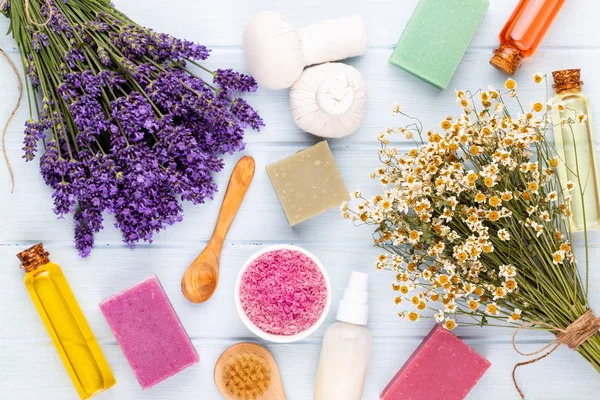 Yetiştirme ürünleri ve beyaz ahşap şeritte taze lavanta buketi.