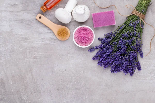 Yetiştirme ürünleri ve beyaz ahşap şeritte taze lavanta buketi.