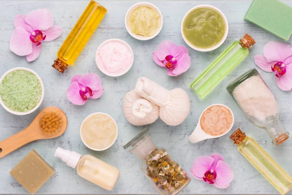 Deniz tuzu, şişelerde aromaterapi yağı ve vintage w papatya