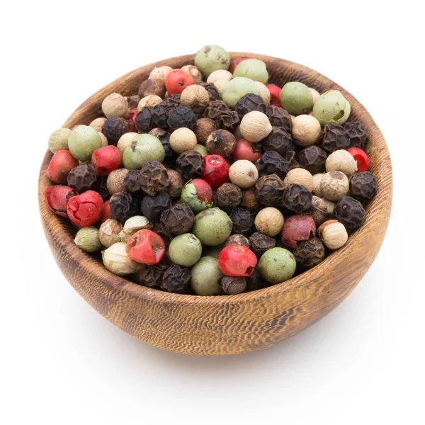 Beyaz zemin üzerine kaşık biber karışımı tohum.