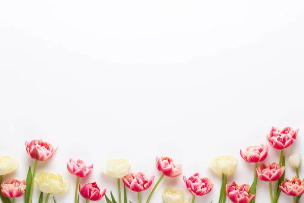 Spring blommor tulpaner på pastell färger bakgrund. Retroårgång — Stockfoto