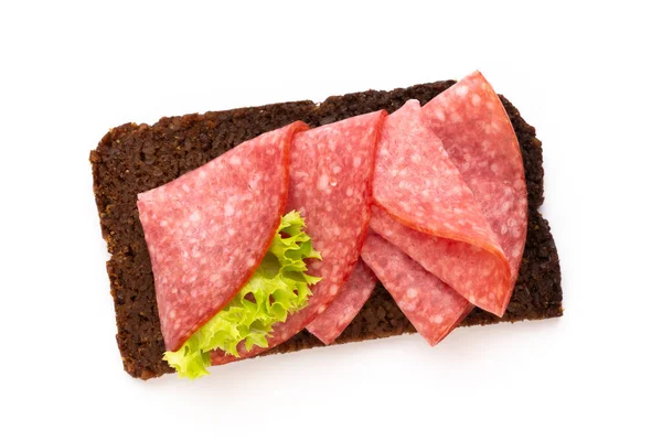 Sandwich con salsiccia di salame su sfondo bianco. — Foto Stock