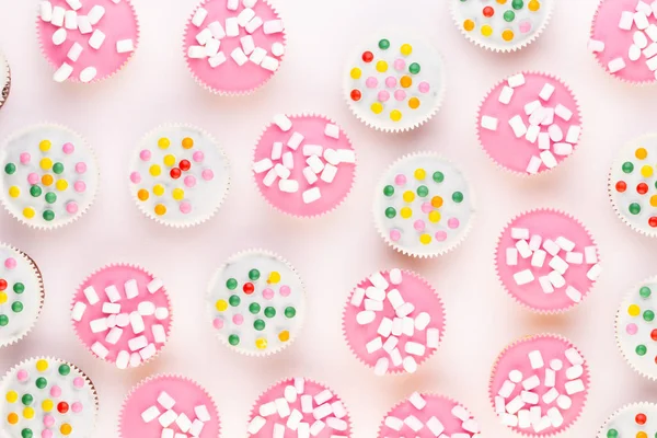 Beyaz arkaplanda renkli kekler. 