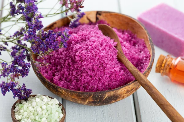 Kasede deniz tuzu, şişelerde aroma yağı, sağlık ve çiçekler. 