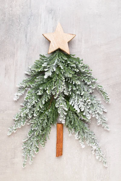 Noel ağacı dümdüz yatıyordu.