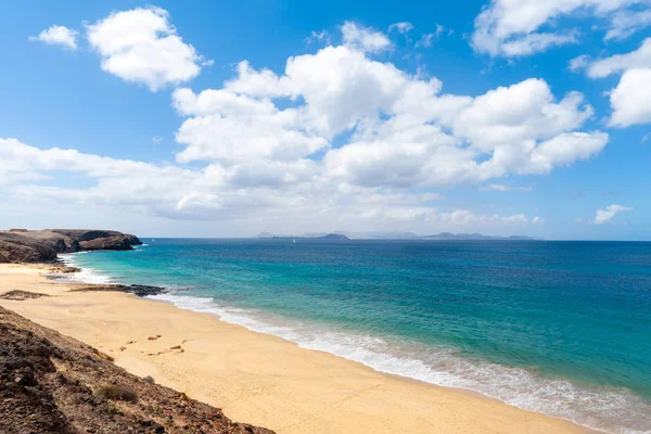 Panorama van het prachtige strand en de tropische zee van Lanzarote. Canar — Stockfoto