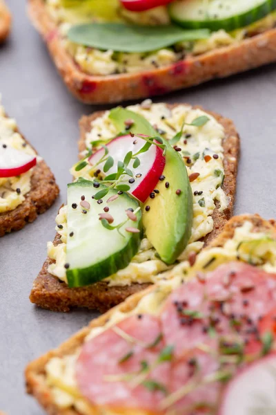 Krem peynirli, sebzeli ve salamlı sandviç..