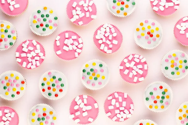 Beyaz arkaplanda renkli kekler. 