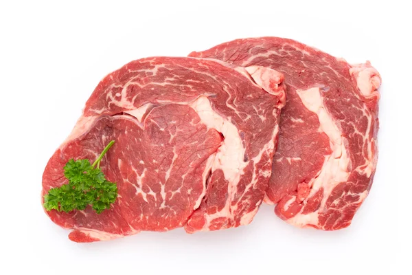 Bistecca fresca cruda di manzo biologico isolata su fondo bianco. — Foto Stock