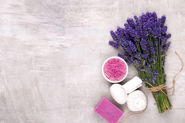 Yetiştirme ürünleri ve beyaz ahşap şeritte taze lavanta buketi.