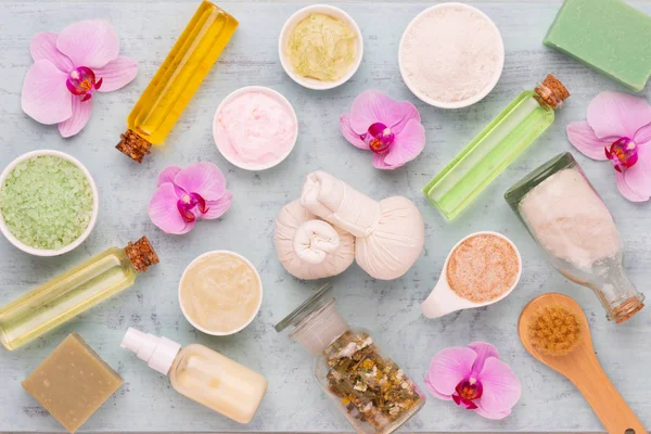 Deniz tuzu, şişelerde aromaterapi yağı ve vintage w papatya