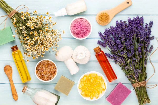 Yetiştirme ürünleri ve beyaz ahşap şeritte taze lavanta buketi.