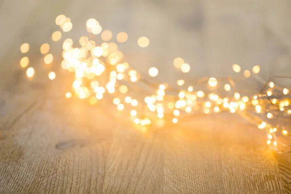 Biglietto di auguri natalizio. Decorazione festiva su sfondo bokeh . — Foto Stock