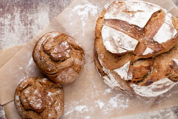 Ahşap arka planda altın kırsal ekmek ve çörekler