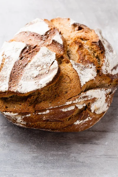 Ahşap arka planda altın kırsal ekmek ve çörekler