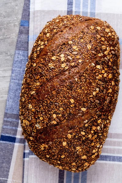 Ahşap arka planda altın kırsal ekmek ve çörekler