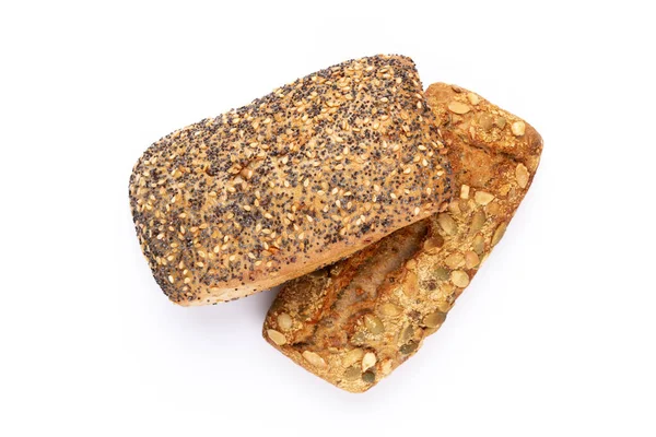 Beyaz arkaplanda çavdar ekmekleri.