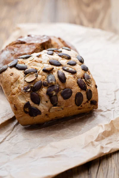 Gold rustikal krustige Brotlaibe und Semmeln auf Holzgrund — Stockfoto