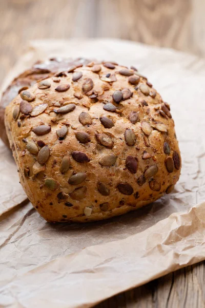 Gold rustikal krustige Brotlaibe und Semmeln auf Holzgrund — Stockfoto