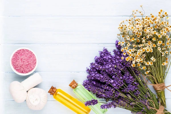 Yetiştirme ürünleri ve beyaz ahşap şeritte taze lavanta buketi.