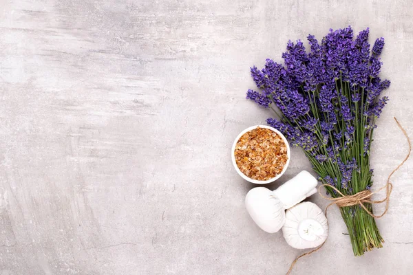 Yetiştirme ürünleri ve beyaz ahşap şeritte taze lavanta buketi.