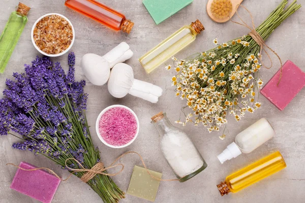 Yetiştirme ürünleri ve beyaz ahşap şeritte taze lavanta buketi.