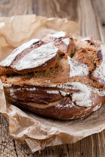 Ahşap arka planda altın kırsal ekmek ve çörekler