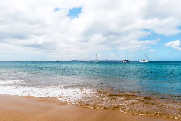 Güzel sahil manzarası ve tropikal Lanzarote denizi. Canar