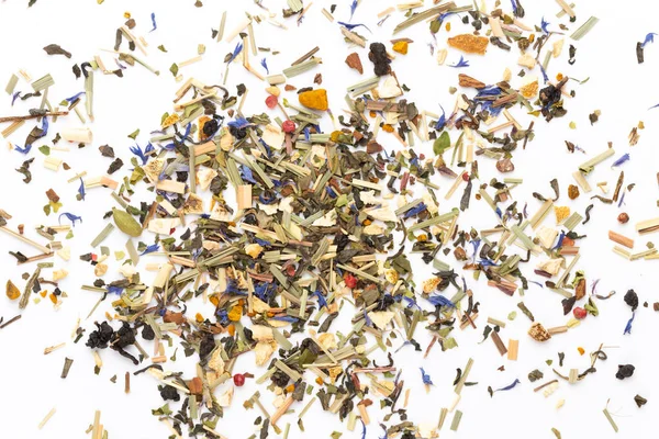 Beyaz arka planda bitki çayı. Üst görünüm. 