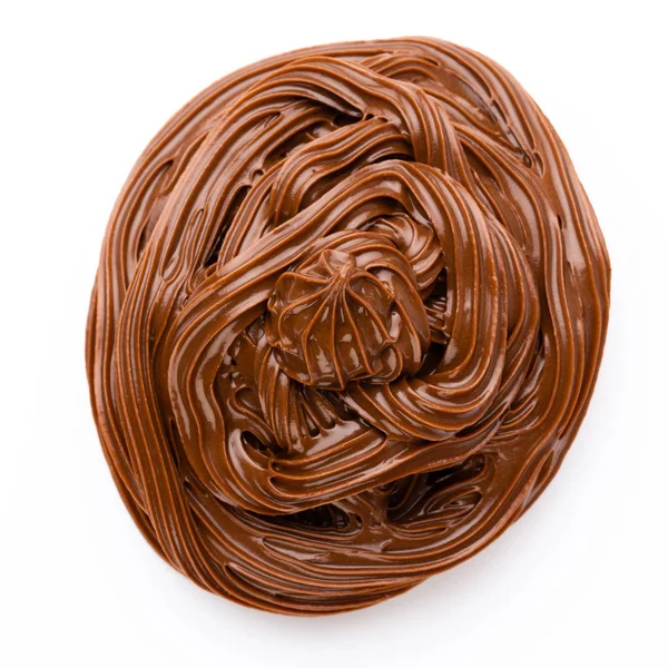 Beyaz arka planda izole edilmiş çikolata kremi. Düz yatıyordu.