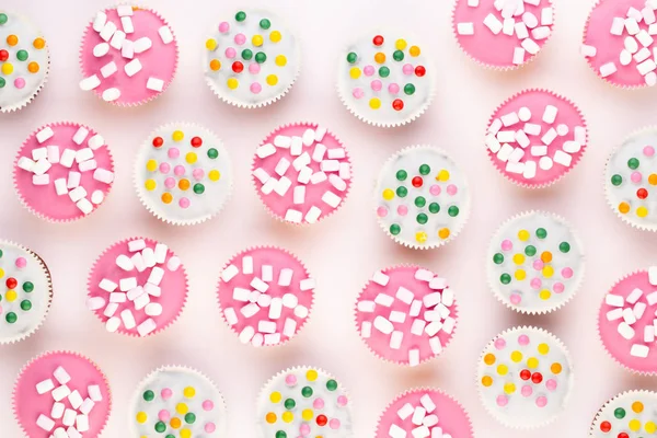 Beyaz arkaplanda renkli kekler. 