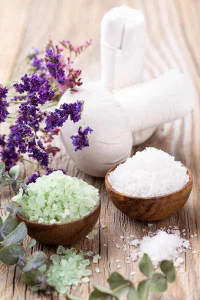 Kasede deniz tuzu, şişelerde aroma yağı, sağlık ve çiçekler. 