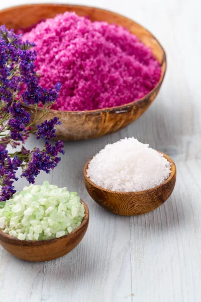 Kasede deniz tuzu, şişelerde aroma yağı, sağlık ve çiçekler. 