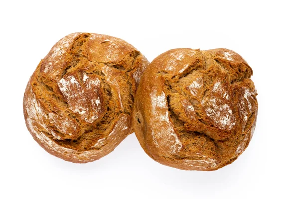 Beyaz arkaplanda çavdar ekmekleri.