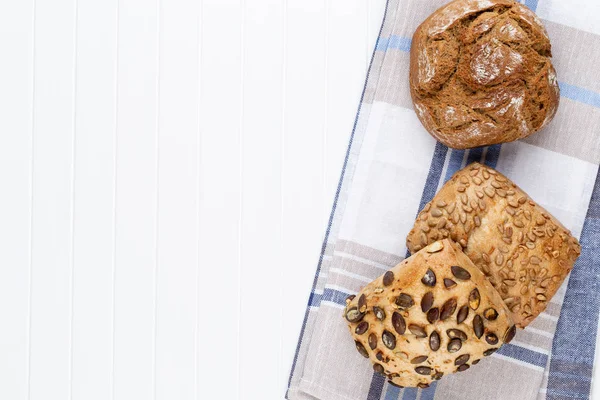 Ahşap arka planda altın kırsal ekmek ve çörekler