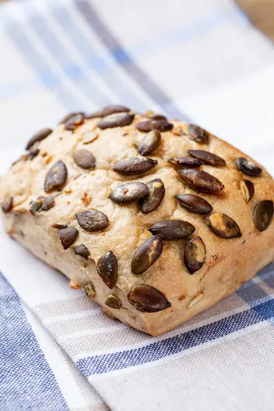 Gold rustikal krustige Brotlaibe und Semmeln auf Holzgrund — Stockfoto