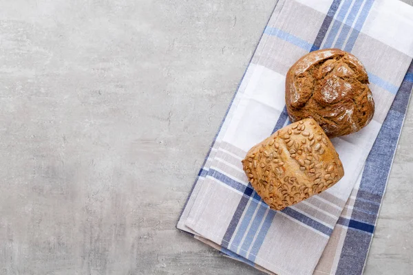 Ahşap arka planda altın kırsal ekmek ve çörekler