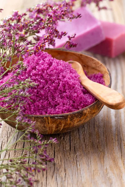 Kasede deniz tuzu, şişelerde aroma yağı, sağlık ve çiçekler. 