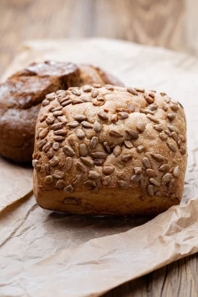 Ahşap arka planda altın kırsal ekmek ve çörekler