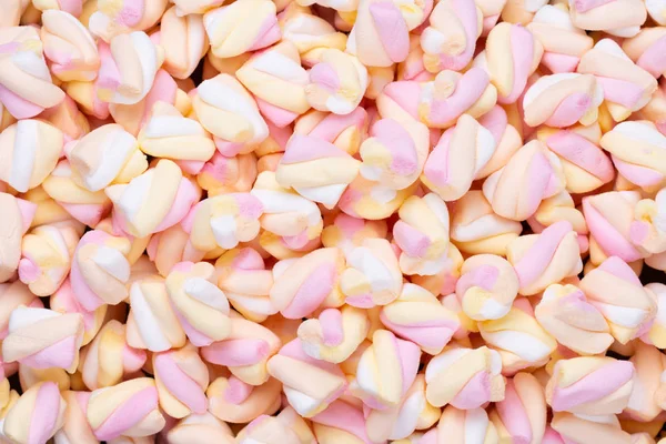 Marshmallow boşaltmak mavi zemin üzerine. Düz yatıyordu veya üst 