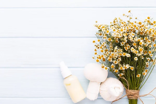 Deniz tuzu, şişelerde aromaterapi yağı ve vintage w papatya