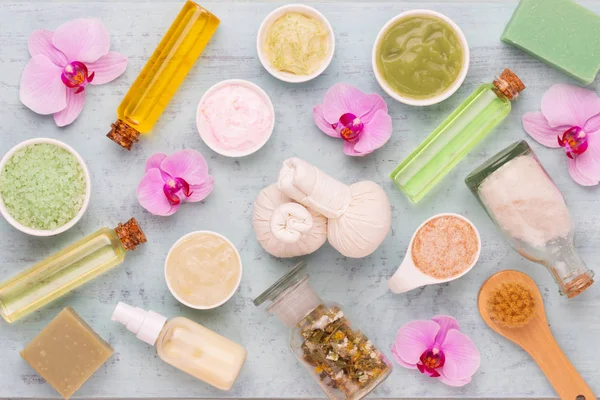 Deniz tuzu, şişelerde aromaterapi yağı ve vintage w papatya