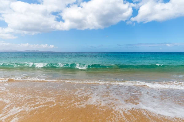 Panorama de hermosa playa y mar tropical de Lanzarote. Canar — Foto de Stock