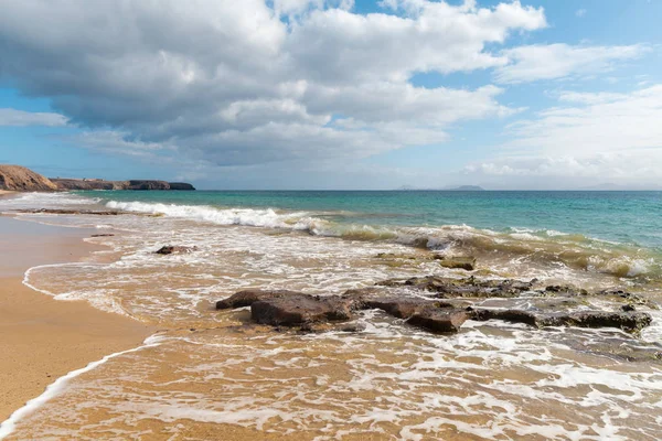 Panorama de hermosa playa y mar tropical de Lanzarote. Canar — Foto de Stock